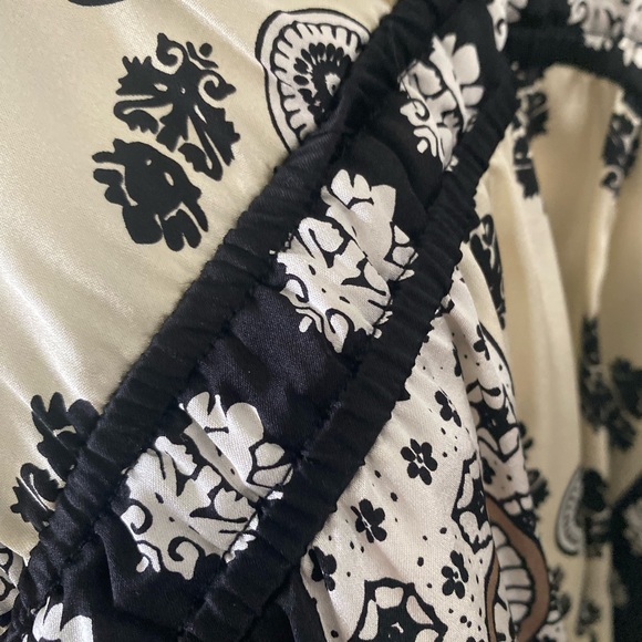 Cream Black Tan White Paisley Boho Pattern V Neck Elastic Waist Tunic Top - Picture 3 of 5